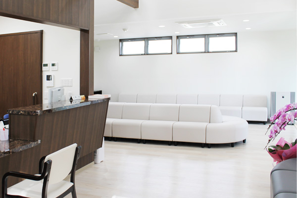 車いす、ストレッチャー対応の広い待合室、廊下を完備 - 福島市の皮膚科診療専門のクリニック - 南やのめ皮膚科クリニック